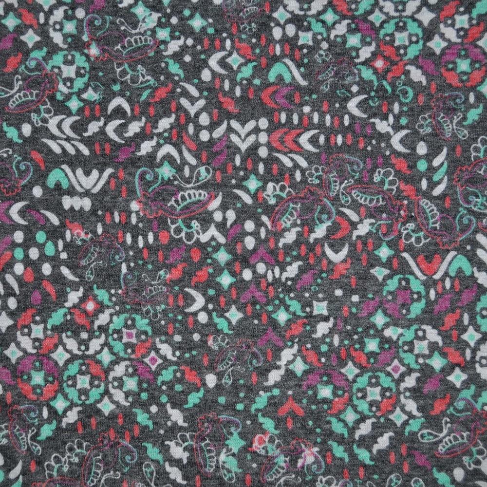 New LULAROE Gray Print Classic Tee T-Shirt NWT A5 - Picture 2 of 8